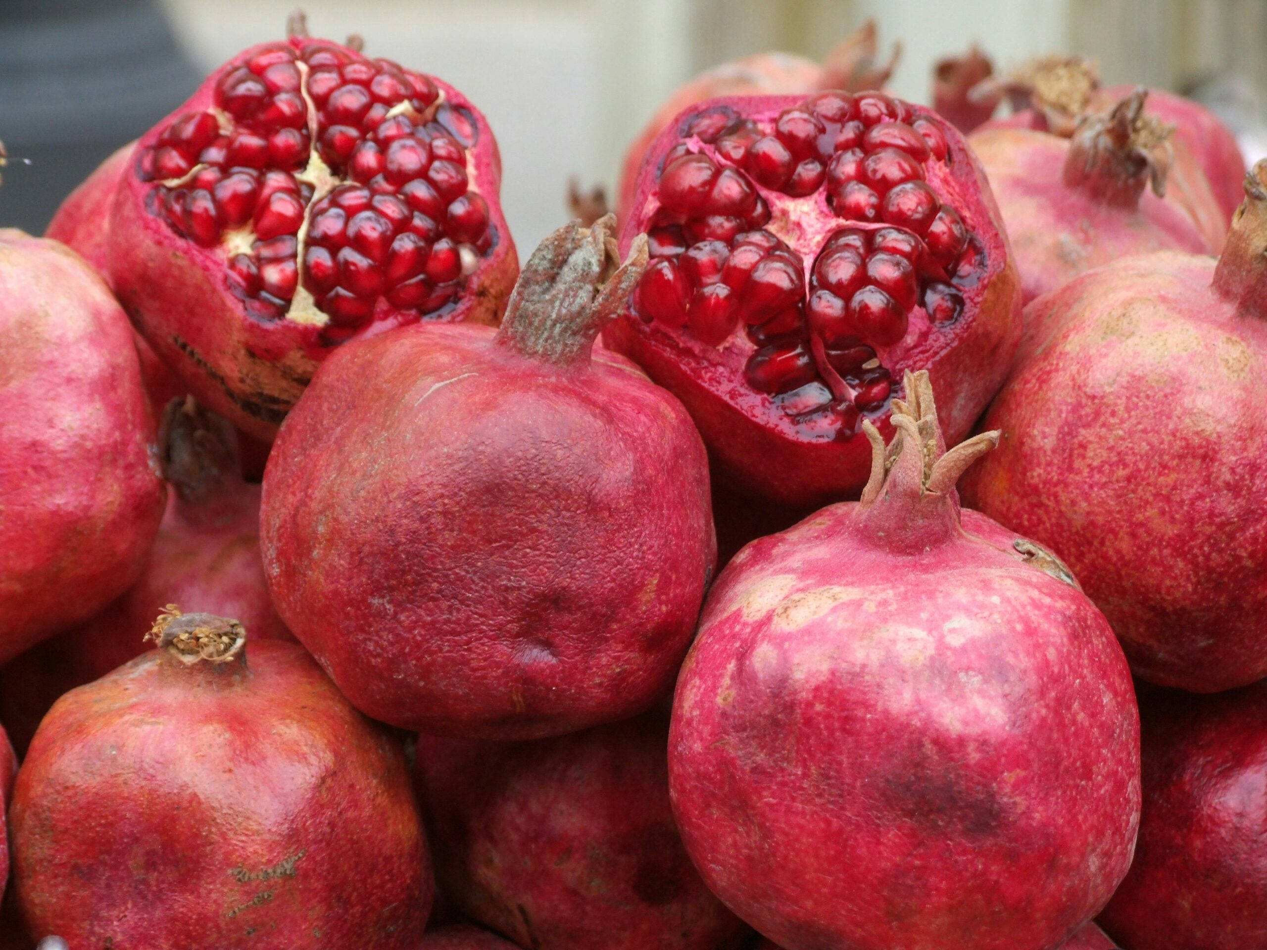 brendan-harding-qDZq99mQsA8-unsplash (1) Pomegranate